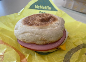 carbs in a mcdonald's bacon egg and cheese biscuit